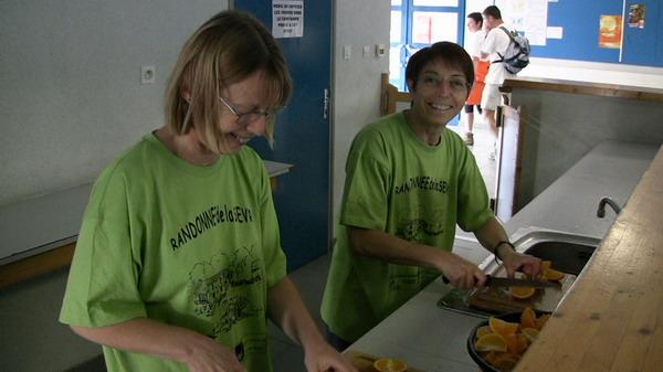 RdS2009_233_600.JPG - Marie Andrée et Christiane aux oranges